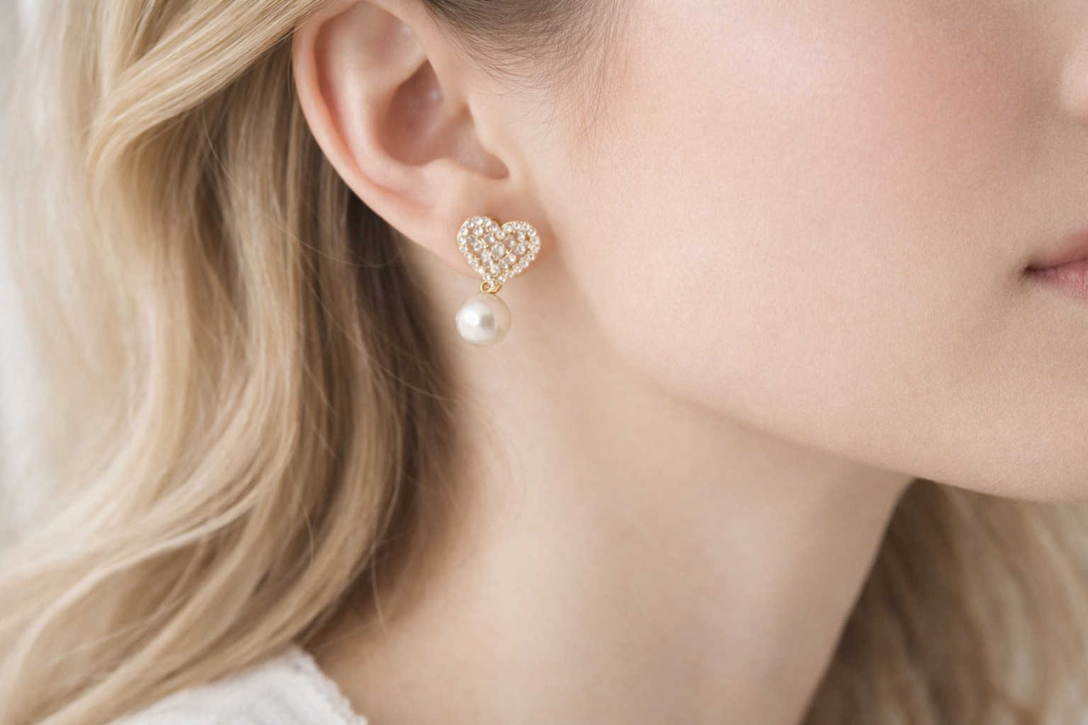 Modelo con aros topyglam